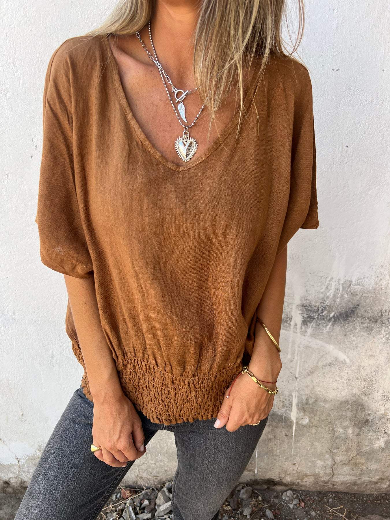 Comfort Fitted V-Neck Tee – Brielle – Brown